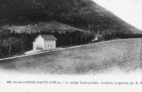 Le refuge du Touring Club et la gare du col.