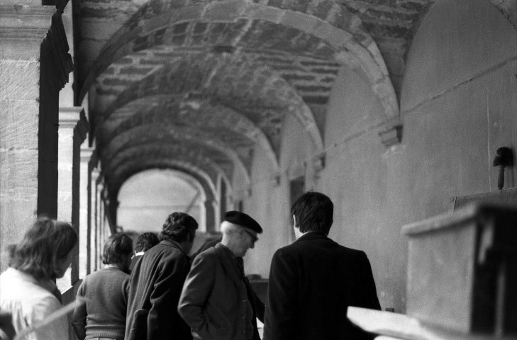 Suze-la-Rousse.- Visite de chantier du château.