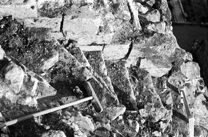 Allan. - L'escalier d'accès au clocher de la chapelle Barbara, après dégagement.