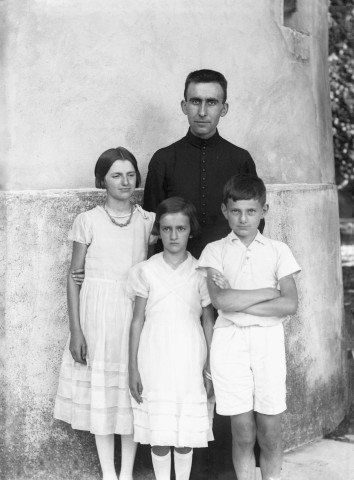 Charols, château de Salettes. - Marie-Thérèse Champin, Françoise Champin, Jacques Champin et Jean de Guilhermier.