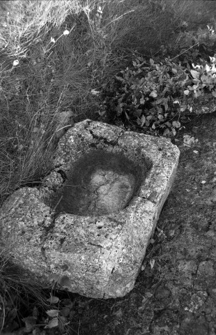 Aubenasson.- L'ancien autel dans le cimetière.