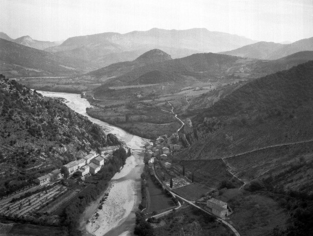 Les Pilles. - Vue aérienne du village et de la rivière l'Eygues