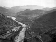 Les Pilles. - Vue aérienne du village et de la rivière l'Eygues