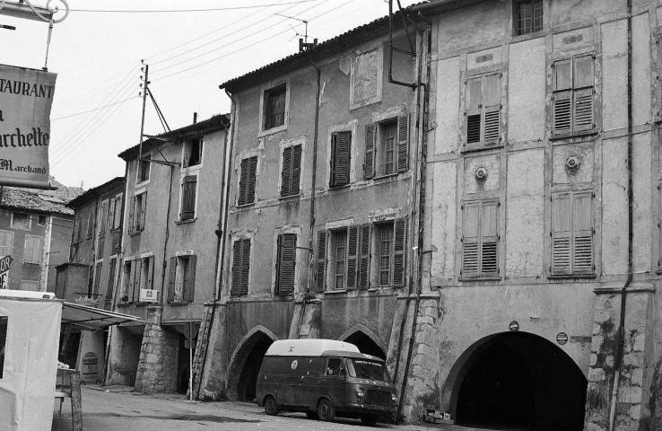 Buis-les-Baronnies. - Arcades au nord de la place du Marché.