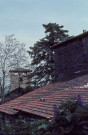 Bathernay.- Le clocher de l'église et l'ancien château.