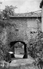 La Bégude-de-Mazenc. - Une porte de l'ancien village Châteauneuf-de-Mazenc.