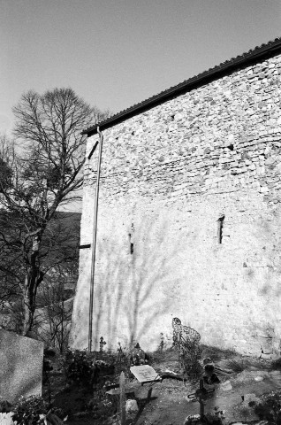 Gigors-et-Lozeron. - La façade sud de l'église Saint-Pierre et le cimetière.