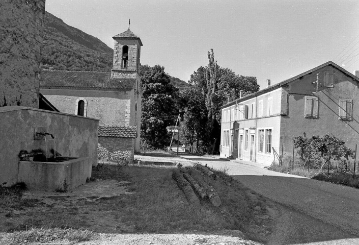 Saint-Julien-en-Quint.- L'église Saint-Julien, la mairie et la fontaine.