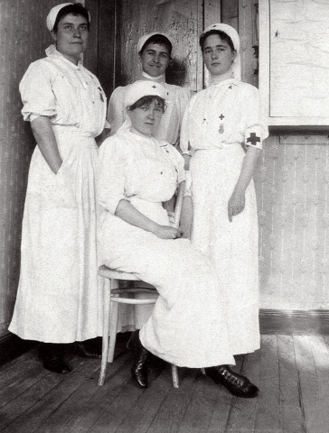 1/Soldats attablés. 2/Infirmières d'un hôpital de Nancy.