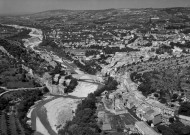 Nyons. - Vue aérienne de la ville et de la rivière l'Eygues