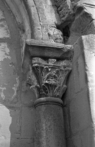 La Motte-de-Galaure.- Chapiteau du porche de l'église Sainte-Agnès.