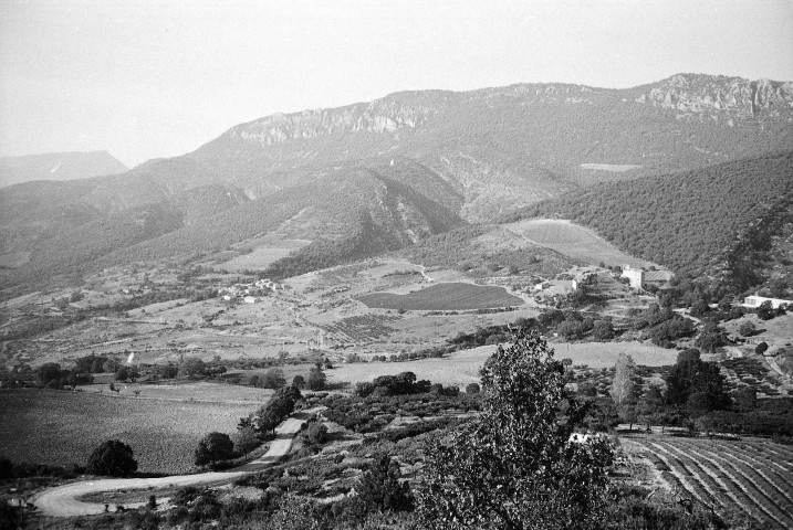 Saint-Sauveur-en-Diois. - Vue du château de Gouvernet à la Bâtie-Verdun.
