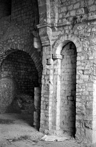 Mirmande.- Détail du mur sud de la nef de l'église Sainte-Foy.