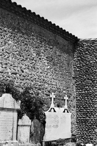 Albon. - Façade sud de la chapelle Saint-Philibert et le cimetière.