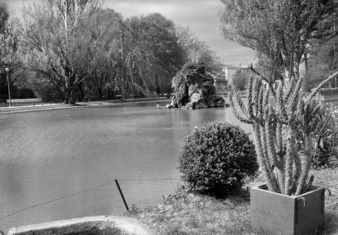 Montélimar. - Le bassin du parc.