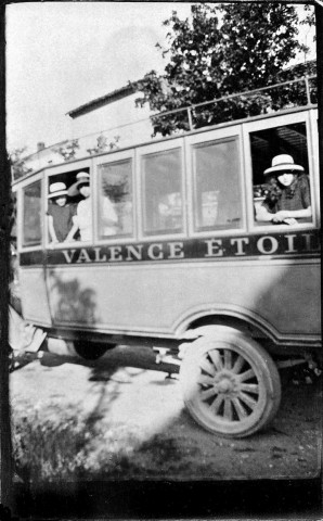 Étoile-sur-Rhône. - Autobus de la ligne Valence Étoile.