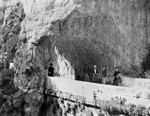 Le Vercors.- Touristes sur la route des Grands-Goulets.