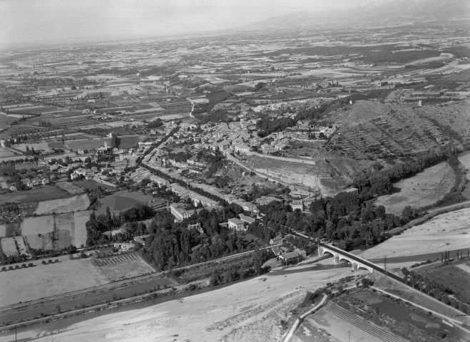 Vue aérienne de la ville et de la Drôme.