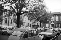 Valence. - Place des Ormeaux et façade sud de la cathédrale Saint-Apollinaire.