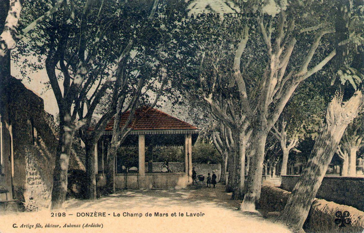 Le lavoir place du Champ de Mars.