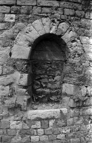 Les Tourrettes.- Fenêtre murée du chevet de la chapelle Saint-Didier.