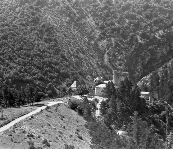 Vue aérienne du château dans les gorges du Toulourenc.