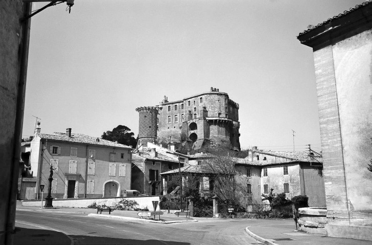 Suze-la-Rousse.- Le château.