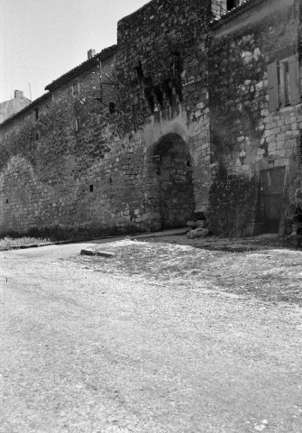 Saint-Paul-Trois-Châteaux.- Remparts et porte de la ville.
