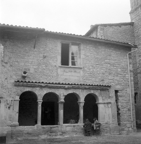 Saint-Donat-sur-l'Herbasse. - La cour du cloître de la collégiale.