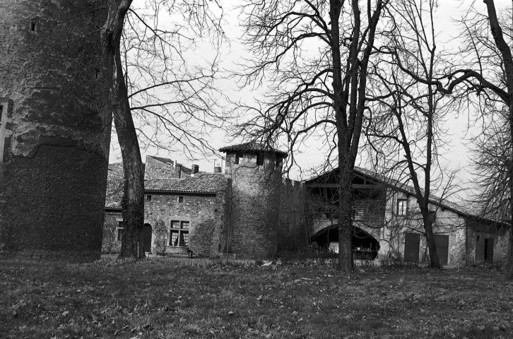 Saint-Vallier. - L'enceinte fortifiée au nord du château.