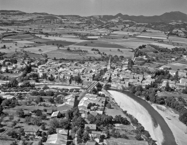 Aouste-sur-Sye.- Vue aérienne du village et de la Drôme.