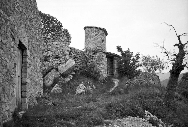 Rochebrune. - La façade occidentale de l'église Saint-Michel, entrée du cimetière et la tour d'angle seul vestige du château.