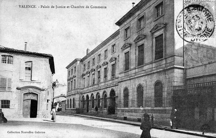 Le tribunal de justice, à gauche la chambre de commerce créée en 1879, bâtiment détruit en 1923.