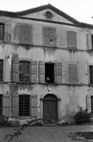 Montclar-sur-Gervanne. - La façade principale du château de Vachères.