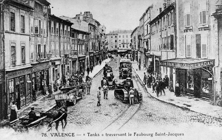 Chars militaires Renault FT 17, faubourg Saint-Jacques.