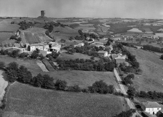 Albon.- Vue aérienne des alentours du village et de la Tour.