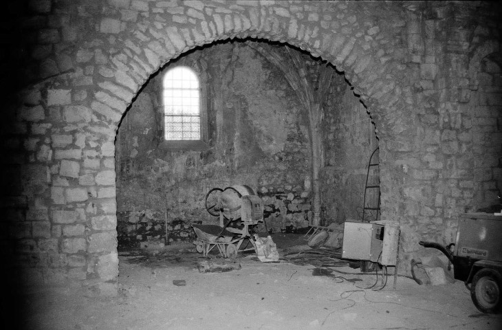 Mirmande.- La chapelle latérale sud de l'église Sainte-Foy, pendant les travaux de restauration.