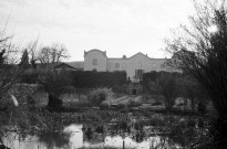 Peyrins.- La façade ouest du château de Sallmard, le parc et le plan d'eau.