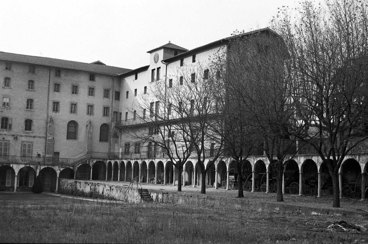 Romans-sur-Isère. - La façade est, sur jardin, du musée de la Chaussure, l'ancien couvent des Ursulines.