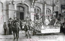 Char décoré, devant la mairie, à la fête des Laboureurs de 1913.