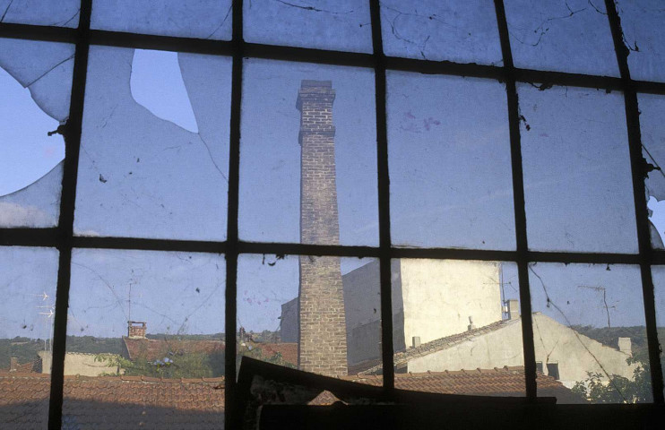 Erôme.- L'usine à pipes, transformée en garage.