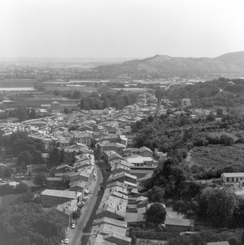 Vue aérienne la traversée de la ville par la nationale 7.