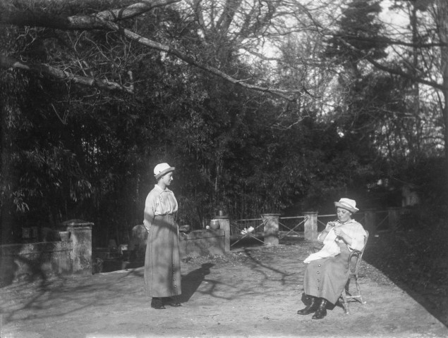 Lieu non identifié. - Émilie Boudier de Laribal de Boisson, debout, et Madeleine Boudier de Laribal de Boisson, brodant.
