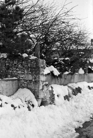 Puygiron. - Ancien mur dans une rue du village.