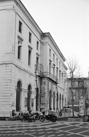 Valence. - La façade nord du théâtre.