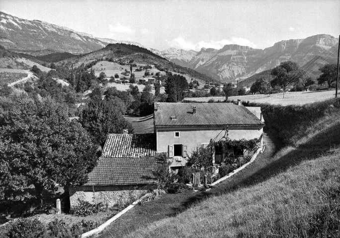 Saint-Julien-en-Quint.- Vue des environs du village.