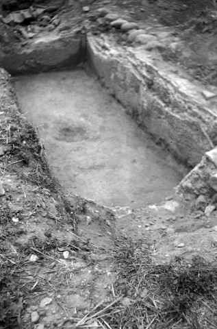 Saint-Marcel-lès-Valence.- Bassin en pierre trouvé dans un chantier.