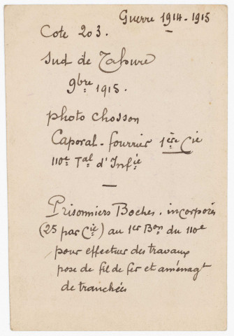 Sud de Tahure, cote 203. - Prisonniers allemands, incorporés au 1er bataillon du 110ème régiment pour effectuer des travaux de pose de fil de fer et aménagement des tranchées.