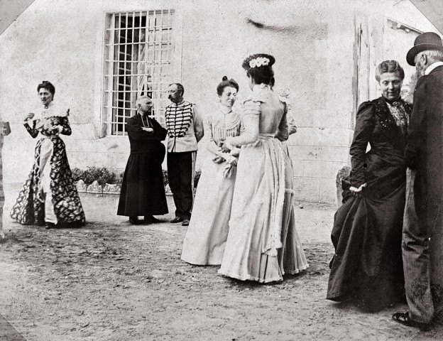 Peyrins. - Les invités du mariage au château de Sallmard.