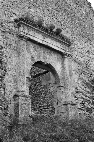 Montbrun-les-Bains.- Le porche du château, avant les travaux.